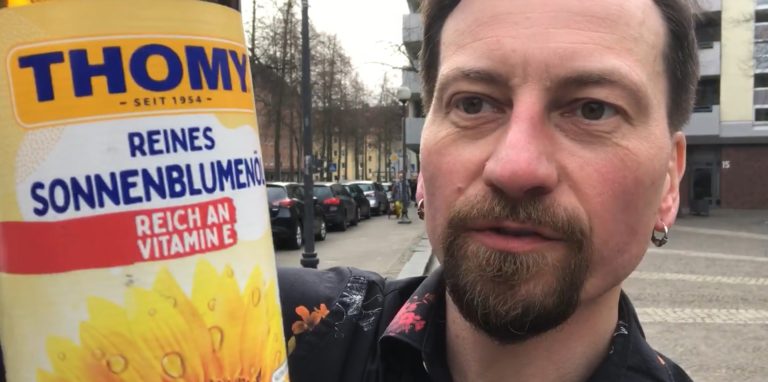Unglaublich, aber wahr: Redakteur Björn Althoff hat es geschafft, eine Flasche Sonnenblumenöl zu kaufen.