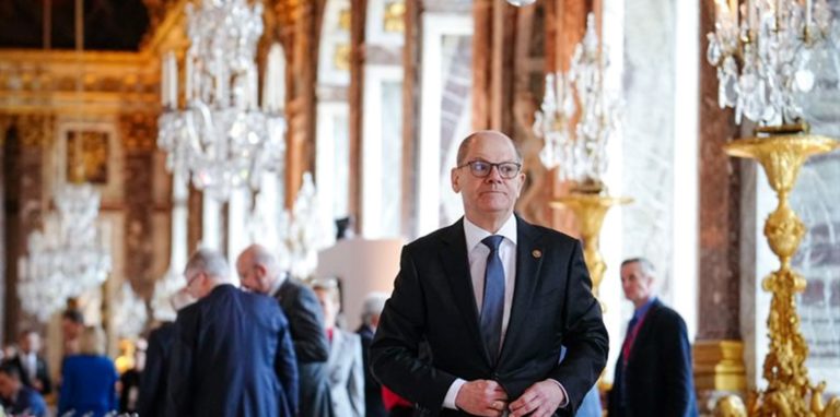Der Krieg in der Ukraine führt zu einer Zeitenwende in der deutschen Regierungspolitik unter Kanzler Scholz.