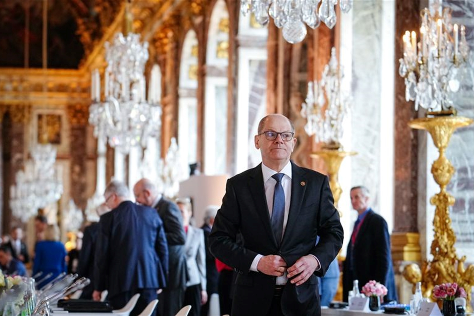 Der Krieg in der Ukraine führt zu einer Zeitenwende in der deutschen Regierungspolitik unter Kanzler Scholz.