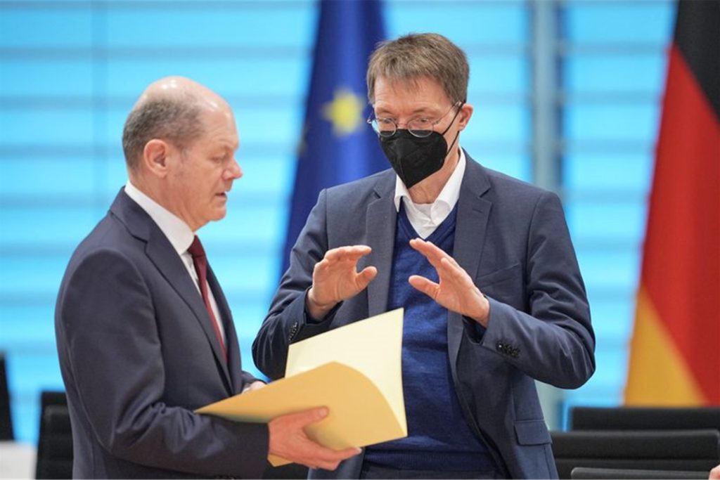 Wie geht es weiter mit den Corona-Maßnahmen? Kanzler Scholz und Gesundheitsminister Lauterbach sprechen am Rande der Kabinettssitzung. Wie geht es weiter mit den Corona-Maßnahmen? Kanzler Scholz und Gesundheitsminister Lauterbach sprechen am Rande der Kabinettssitzung.