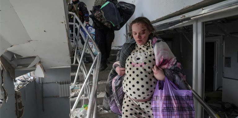 Die ukrainische Bloggerin Mariana Wischegirskaja verlässt eine völlig zerstörte Geburtsklinik in Mariupol, die von russischen Truppen attackiert wurde. Die russische Botschaft in London hatte behauptet, dass es sich um einen Fake handelt und die Frau gar nicht schwanger sei. Wenige Tage nach dem Angriff hat sie eine Tochter zur Welt gebracht.