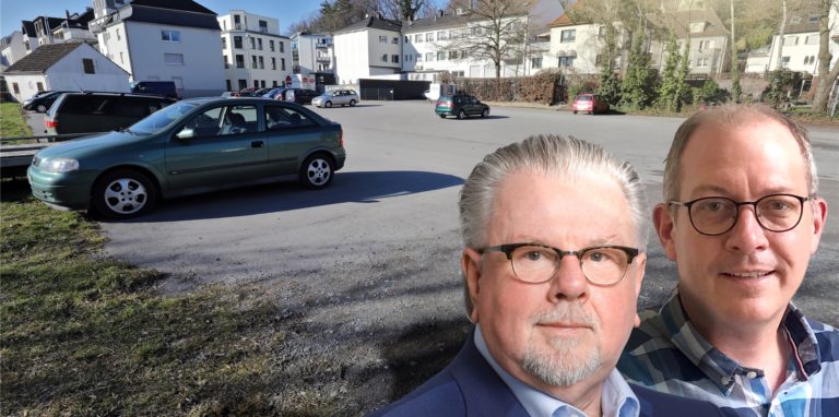 CDU-Fraktionsvorsitzender Gerd Greczka (l.) und sachkundiger Bürger Dirk Sodenkamp fordern die Stadt Fröndenberg auf, den Karl-Wildschütz-Parkplatz aufzumöbeln. Der Rat muss über den Antrag befinden.