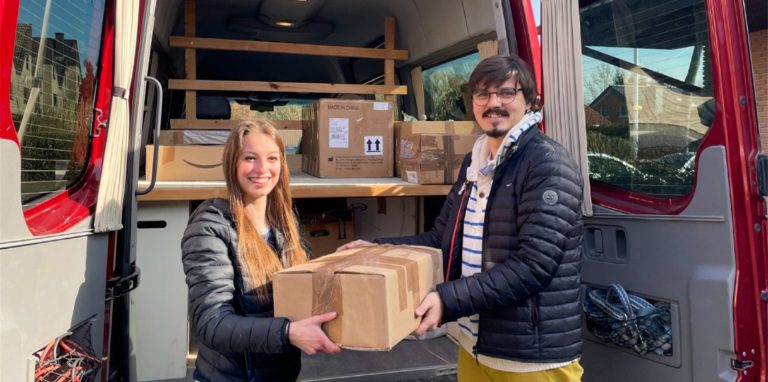 Michelle Kozdon (r.) übergab bei sich zuhause die gespendeten Medikamente an Roman Tielitsyn, der diese nach Polen fährt.