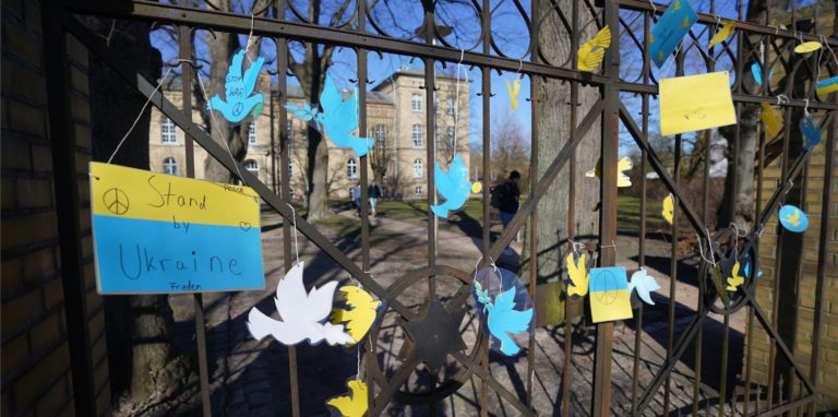 Die selbstgebastelten Friedenstauben konnten gegen eine Spende zugunsten der Ukraine-Opfer erworben werden.