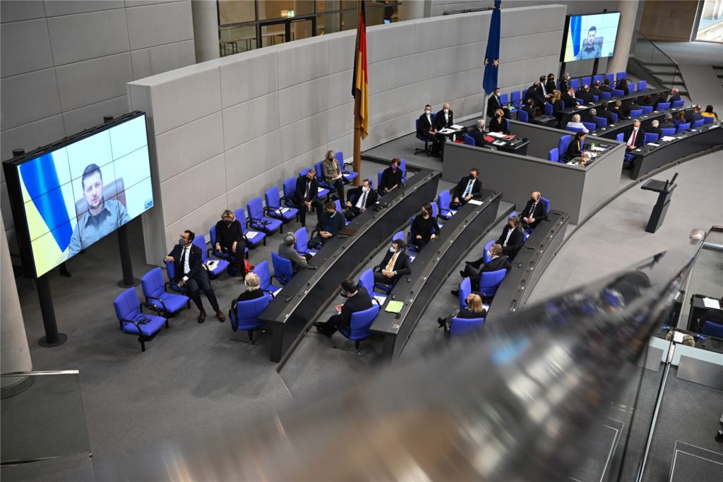 Der ukrainische Präsident Wolodymyr Selenskyj spricht auf Videoleinwänden im Bundestag.