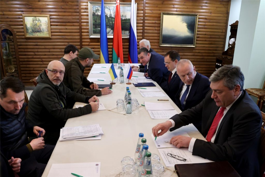 Das von der belarussischen Staatsagentur BelTA verbreitete und von AP zur Verfügung gestellte Bild zeigt Mykola Totschyzkyj (l), stellvertretender Außenminister der Ukraine, Oleksij Resnikow (2.v.l), Verteidigungsminister der Ukraine, David Arachamija (3.v.l), Fraktionsvorsitzende der ukrainischen Diener des Volkes, Mychajlo Podoljak (4.v.l), Präsidentenberater, Boris Gryslow (5.v.r), Botschafter von Russland in Belarus, Leonid Slutsky (4.v.r), Vorsitzender des Ausschusses für internationale Ang