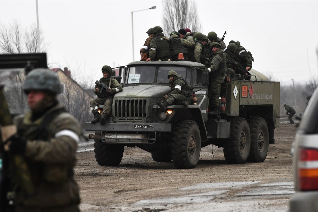 Das von der staatlichen russischen Nachrichtenagentur Sputnik veröffentlichte Bild zeigt russische Soldaten die in der Stadt im Norden der Krim auf einem Militärlastwagen sitzen. 