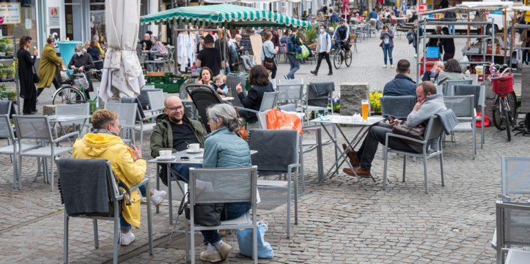 Draußen, auf Abstand: So bleibt das Ansteckungsrisiko mit dem Coronavirus gering.