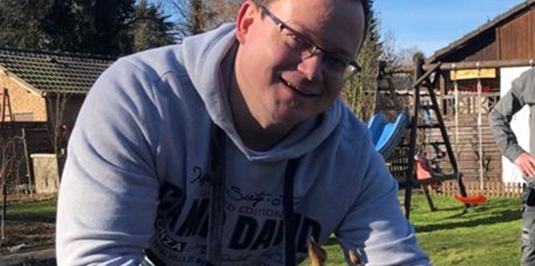 Kleingärtner Mike Michels bei der Gartenarbeit in der Anlage „Am Heidegraben“.