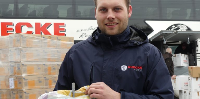 Florian Quecke ist am Wochenende wieder in Richtung der polnisch-ukrainischen Grenze unterwegs. In der Hand hält er eines der Care-Pakete, die die Familien auf ihren Bussitzen finden werden.