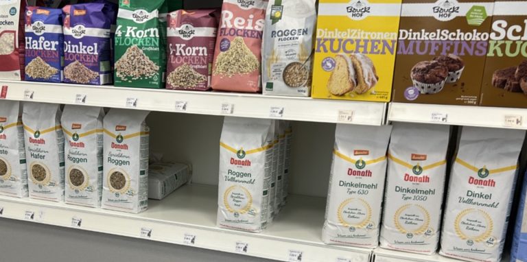 Ein Bild der Seltenheit in diesen Tagen: Ein einigermaßen volles Mehl-Regal.