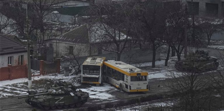 Russische Panzer fahren auf einer Straße am Stadtrand von Mariupol.