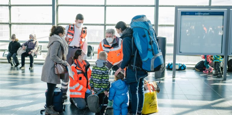 Sonderzüge bringen Flüchtlinge aus dem ukrainischen Kriegsgebiet. Vor Ort warten Helferinnen und Helfer auf sie.