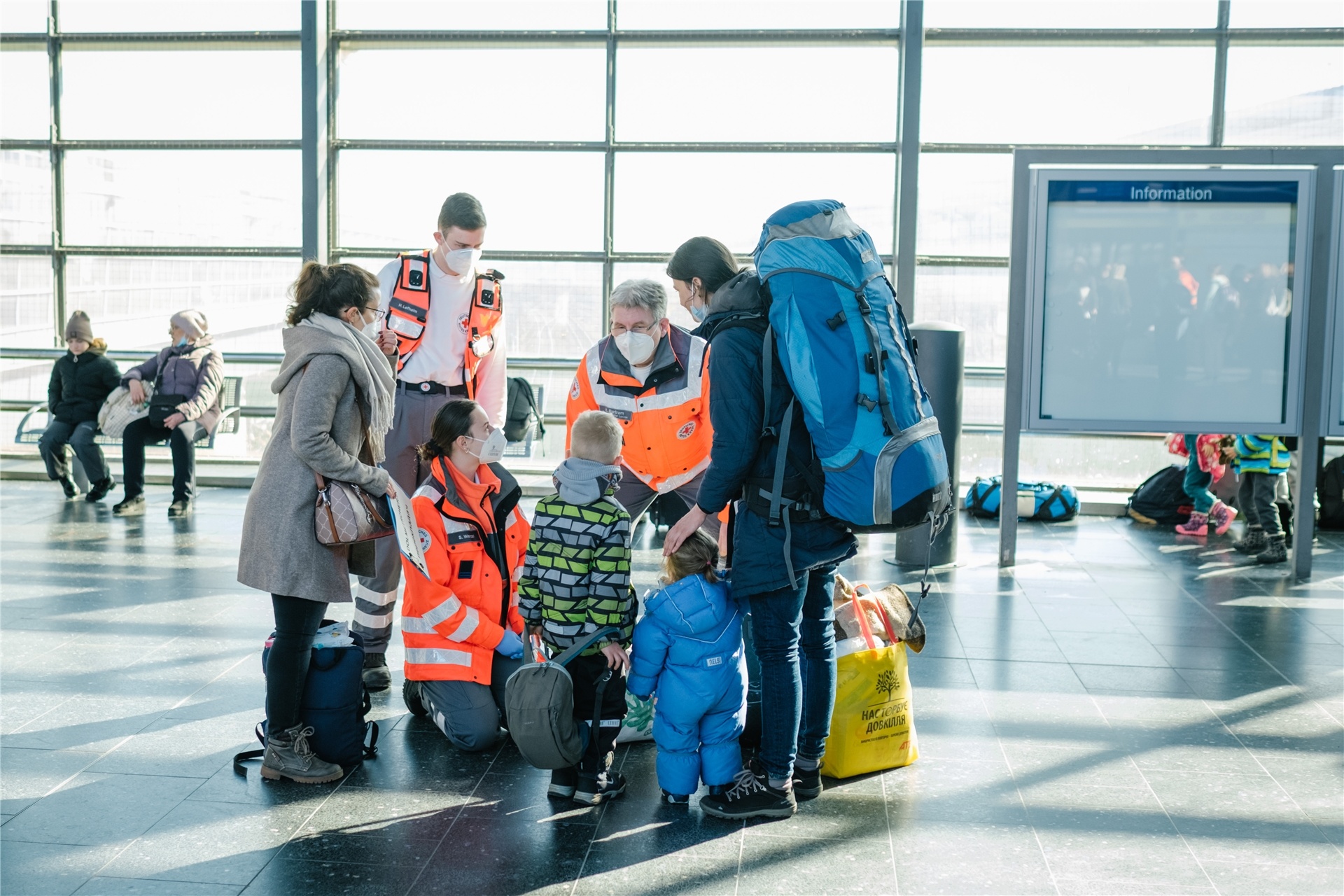 Sonderzüge bringen Flüchtlinge aus dem ukrainischen Kriegsgebiet. Vor Ort warten Helferinnen und Helfer auf sie.