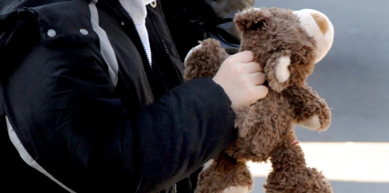 Ein Kind aus der Ukraine drückt nach seiner Ankunft in Schwerte sein neues Kuscheltier an sich. Die Kinder werden aktuell unbürokratisch an Schulen und Kitas aufgenommen.