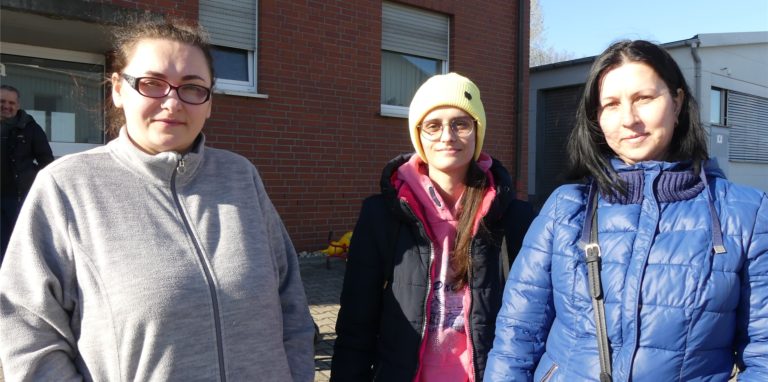 „Wir hatten ein schönes Leben“, sagen sie: Anja, Victoria und Olena (v.l.) sind aus der Ukraine geflüchtet. In Schwerte haben sie eine Unterkunft gefunden. Nicht mit auf dem Bild ist Ahmad – er musste sich nach dem Gespräch um seine Kinder kümmern.