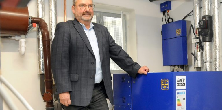 Kaum größer als eine Waschmaschine ist das Blockheizkraftwerk, das alle 37 Wohneinheiten der neugebauten Wohnanlage an der Kleinen Märkischen Straße in Schwerte beheizen kann. Nur bei strengem Frost werde ein Gaskessel zugeschaltet, sagt GWG-Geschäftsführer Ralf Grobe.