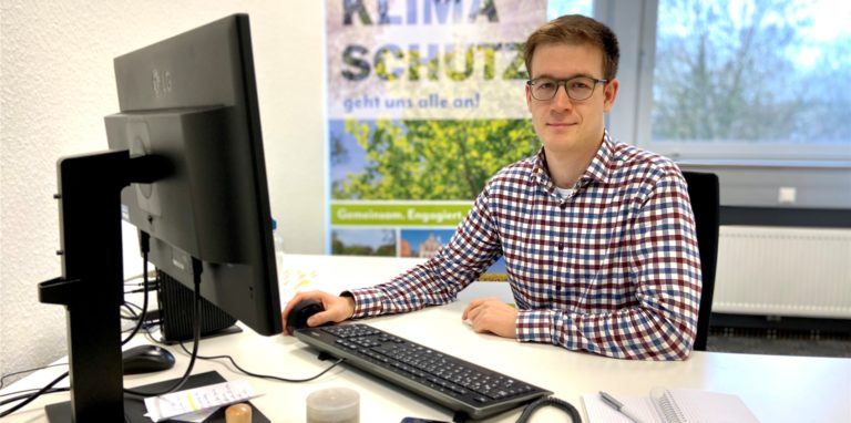 Johannes zur Bonsen sitzt am Schreibtisch