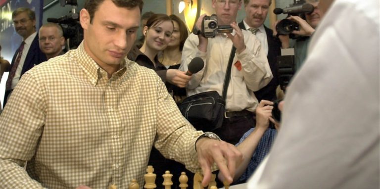 Ein Bild aus friedlicheren Zeiten: Vor genau 20 Jahren saß Box-Champion Vitali Klitschko, heute Bürgermeister von Kiew, Schach-Weltmeister Wladimir Kramnik am Schachbrett in der Westfalenhalle gegenüber.