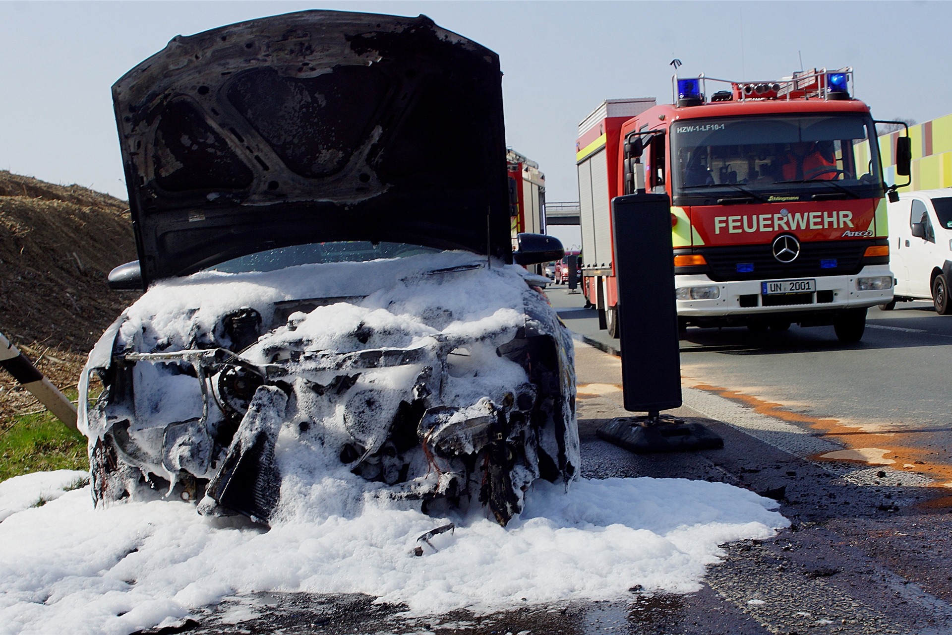 Der Motorraum eines schwarzen Audis mit Unnaer Kennzeichen hat am Montagmittag auf der B1 bei Holzwickede gebrannt.