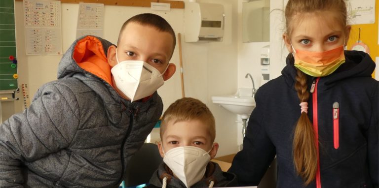 Seit einer Woche besuchen sie die Albert-Schweizer-Grundschule (v.l.): Artyr, Zahar und Emiliya sind im Schulalltag gut angekommen.
