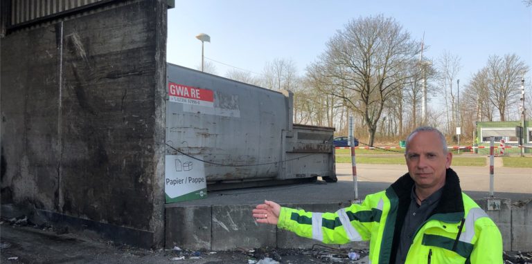 Rolf Johnsen, Betriebsleiter des Wertstoffhofes, begutachtete am Montagvormittag (21. März) die Lage auf der Deponie ist Ostbüren.