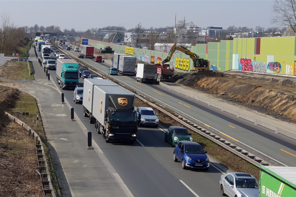 Der Brand hatte auf der B1 einen Stau in Fahrtrichtung Kassel zur Folge. Insgesamt dauerten die Arbeiten aber nur rund eine Stunde. Der Brand hatte auf der B1 einen Stau in Fahrtrichtung Kassel zur Folge. Insgesamt dauerten die Arbeiten aber nur rund eine Stunde.