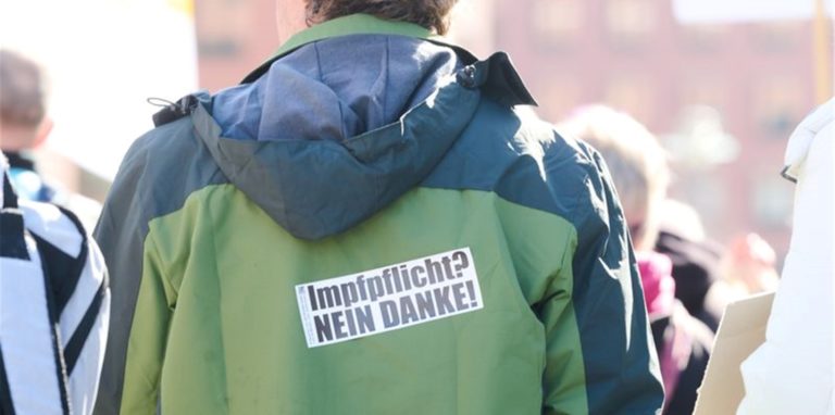 «Impfpflicht? Nein Danke!» steht auf dem Rücken eines Demonstranten auf dem Potsdamer Platz in Berlin.