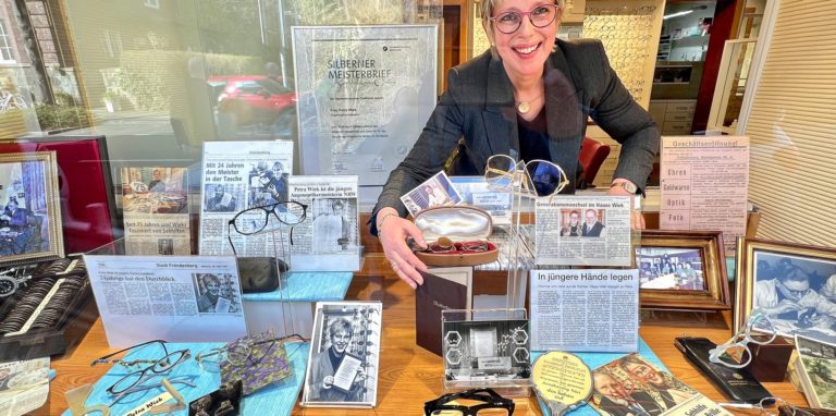 Petra Wiek hat in ihrem Geschäft ein „historisches Fenster“ errichtet. Dort sind auch ihr Meisterstück und einige Zeitungsartikel zu sehen.