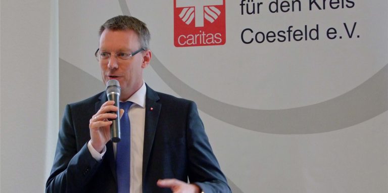 Christian Germing hält eine Rede