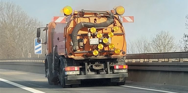 Je näher die Autofahrer an das Fahrzeug herankamen, desto feiner wurde der Staub.