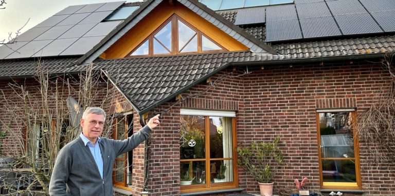 Bernd Molitor vor seinem Eigenheim: Schon vor mehr als 20 Jahren hat der Vorsitzende des Bürger-Energievereins Ruhr-Hellweg sein Haus energetisch optimiert und PV-sowie Solarthermie-Kollektoren aufs Dach setzen lassen.