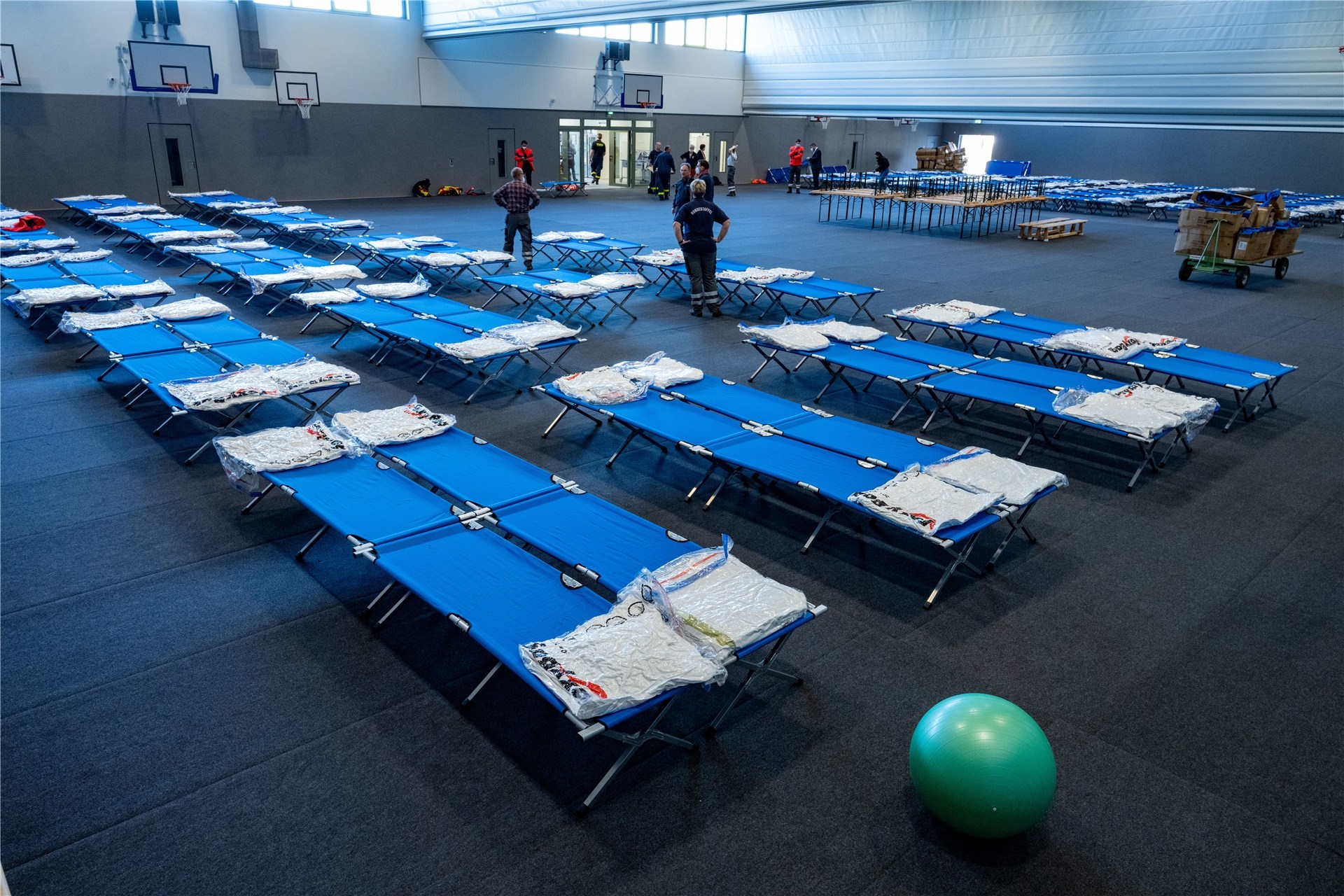 In manchen NRW-Städten werden Turnhallen zu Notunterkünften umgebaut.