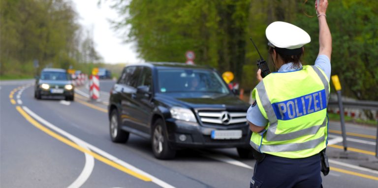 Bei dieser Kontrolle am Freischütz (Archivfoto) hielten die Beamten Ausschau nach Handys am Steuer. Am Montagabend kontrollierte die Polizei 40 Fahrzeuge auf der Hörder Straße in Richtung Innenstadt.