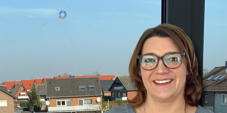 In einem Fenster ist ein Einschussloch zu sehen