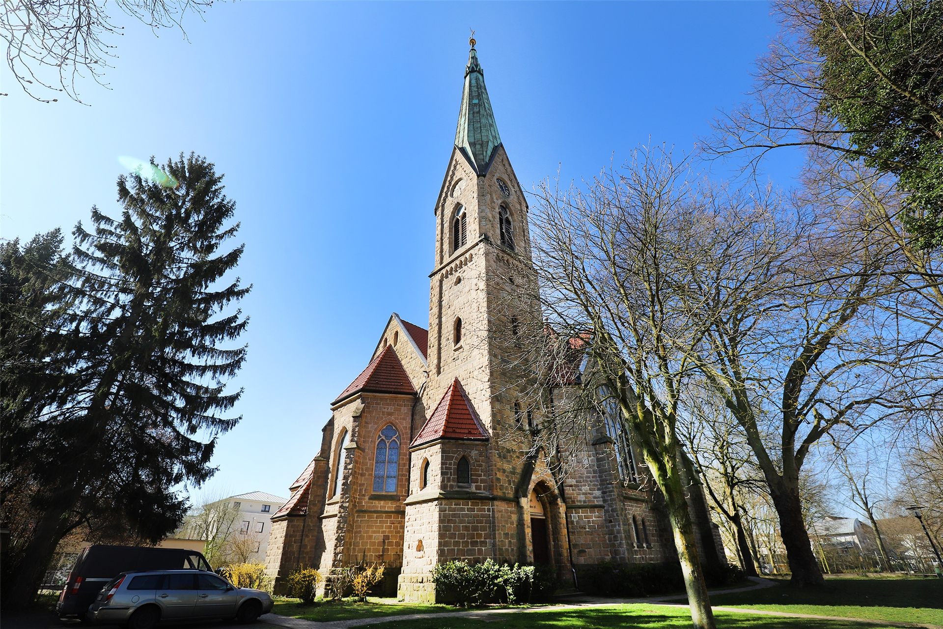 Die evangelische Kirche am Markt in Holzwickede läutet in Gedenken an die Bombardierung der gemeinde vor 77 Jahren.