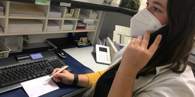 Längst nicht alle Hausarzt-Praxen sind aktuell erreichbar. Viele Mitarbeiter fallen corona-bedingt aus.