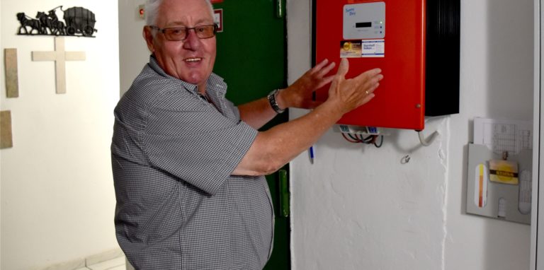 Klaus Reckers zeigt stolz den Kasten, bei dem der Strom von seiner Photovoltaik-Anlage ankommt.