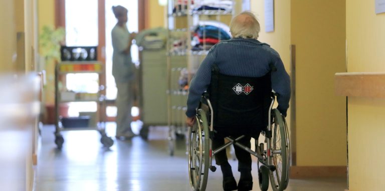 Die Leiter der Seniorenheime sind frustriert ob der neuen bürokratischen Regeln für das Personal in Pflegeberufen.