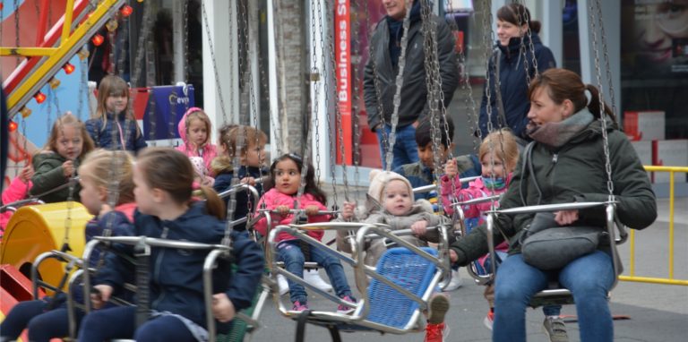 Menschen sitzen in einem Karussell