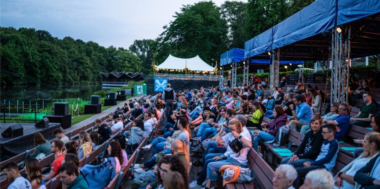 Die Seebühne im Westfalenpark in Dortmund wird auch in diesem Jahr beim PSD Bank Sommerkino wieder zu einem Kinosaal unter freiem Himmel.