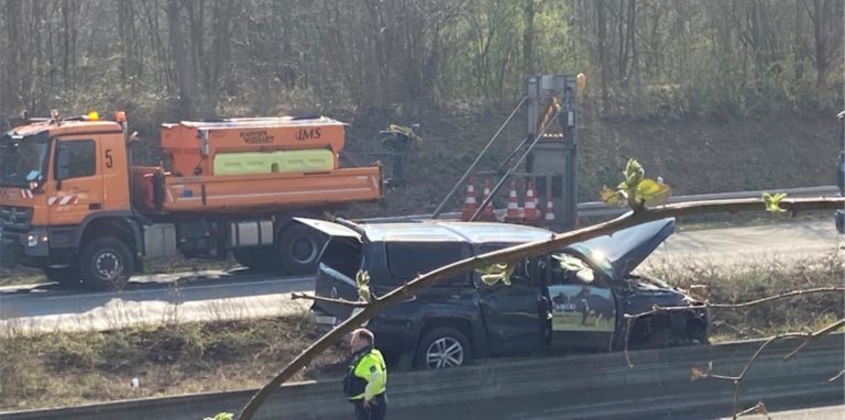 Ein Auto wurde am Donnerstag auf der A1 in Höhe des Westhofener Kreuzes auf die erhöhte Fahrbahnbegrenzung geschleudert.