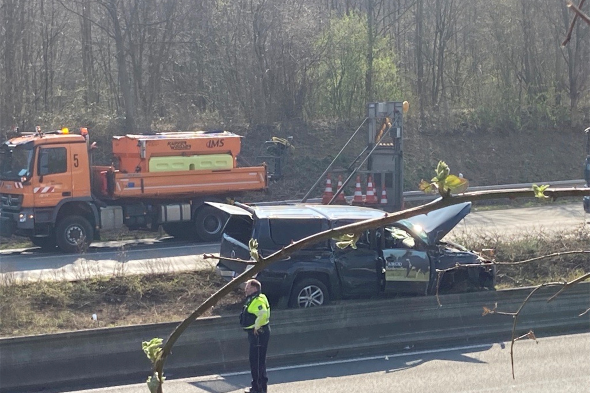 Ein Auto wurde am Donnerstag auf der A1 in Höhe des Westhofener Kreuzes auf die erhöhte Fahrbahnbegrenzung geschleudert.