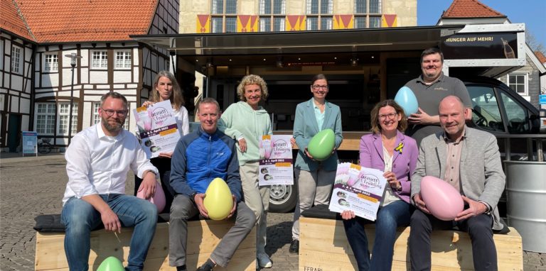 Menschen posieren für ein Foto auf dem Marktplatz