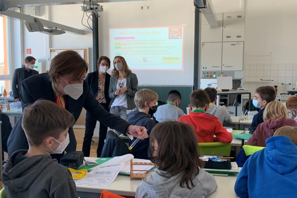 Die RTG-Schulgemeinde freute sich über den Besuch ihrer Schulministerin. Die RTG-Schulgemeinde freute sich über den Besuch ihrer Schulministerin.