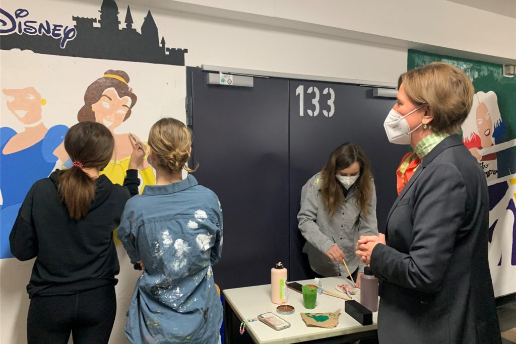 Auch bei einem Kunstprojekt mit Schülerinnen der Jahrgangsstufe 12 schaute die Ministerin zu. Auch bei einem Kunstprojekt mit Schülerinnen der Jahrgangsstufe 12 schaute die Ministerin zu.
