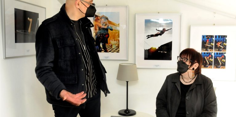 Auch für die Ausstellungsmacher Holger Ehrich (l.) und Eva Witter-Mante bieten die Welttheater-Fotos immer wieder neuen Gesprächsstoff.