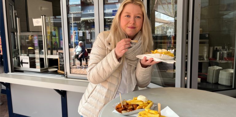 Die Currywurst mit Pommes kostet an der Schlemmerbar in Lünen derzeit 5,20 Euro. Das sah vor ein paar Wochen aber noch anders aus.