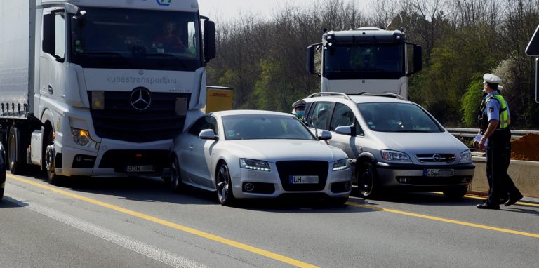 Ein LKW mit litauischem Kennzeichen fuhr auf einen Audi aus dem Kreis Coesfeld auf.