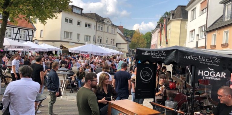 Das Wetter spielte mit beim ersten Streetfood-Markt in Fröndenberg: 2021 war der Marktplatz gut gefüllt. Bald steht die zweite Auflage an.